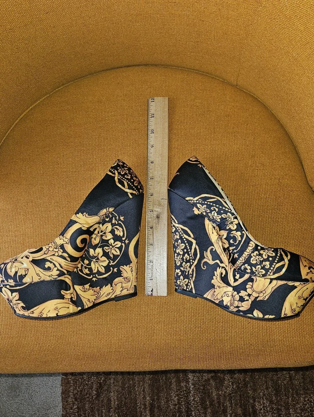 MADISON by SHOE DAZZLER Miya Platform Wedge Pumps Black and Gold Print Sz 8.5